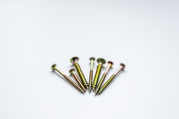 A set of screws scattered on a white ground. 