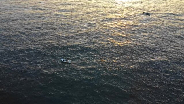 Barcos De Pescadores Atrapados Por Un Maravilloso Atardecer En El Medio Del Oc&eacute;ano 