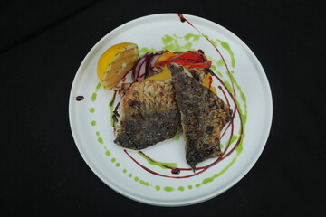 o'zbek va yevropa taomlari, milliy taomlar, baliq, kabob, go'sht, qovurilgan jo'ja, quymoq, guruch, sho'rva