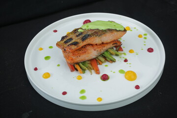 o'zbek va yevropa taomlari, milliy taomlar, baliq, kabob, go'sht, qovurilgan jo'ja, quymoq, guruch, sho'rva