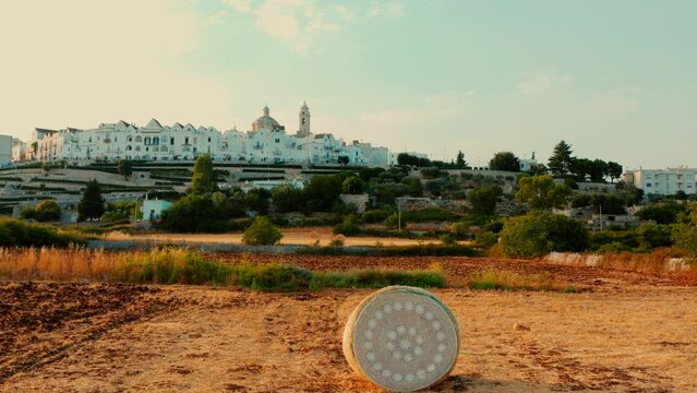 balle di fieno decorate con i centrini pugliesi a Locorotondo, Valle d'Itria, Puglia, Italy