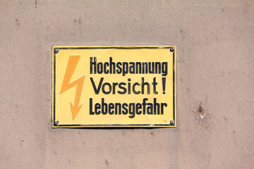 Schild warnt vor Hochspannung und Lebensgefahr - obrazy, fototapety, plakaty