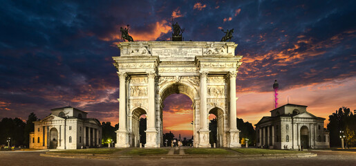Naklejka premium triumphal arch in milan at sunset