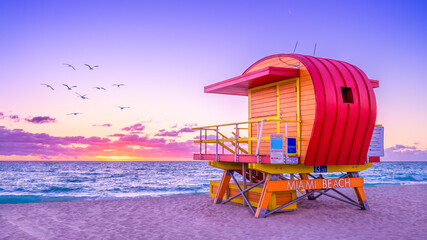 Naklejka premium colorful lifeguard hut at miami beach, florida