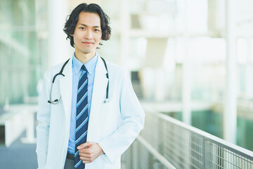 総合病院で働く白衣を着た若い男性医師