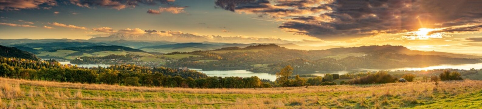Panorama Tatr z Jeziorem Czorsztyńskim w tle