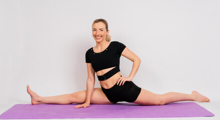 Obraz premium Beautiful female with dumbbells posing on studio background
