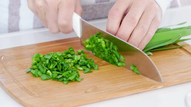 にらを切る男性の手元