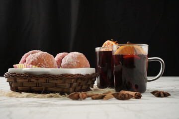 Bicchieri con vin brûlé e ciotola con dolci fatti in casa