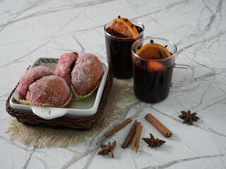 Bicchieri con vin brûlé e ciotola con dolci fatti in casa
