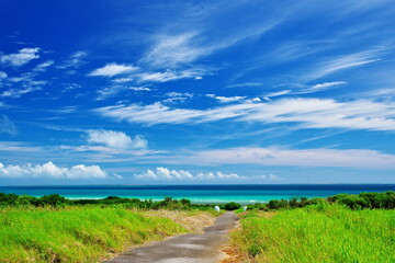 沖縄県小浜島南側の道と空