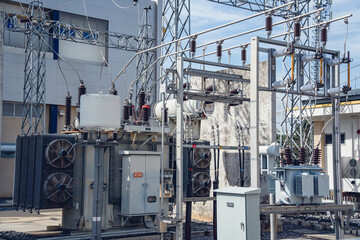 High voltage electric power plant current distribution substation