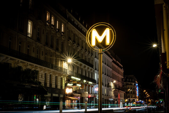 Pariser Metro Leuchtreklame bei Nacht Langzeitbelichtung