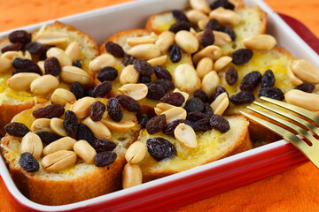 四旬節 （クアレスマ）に食べるメキシコの伝統的なデザート　カピロターダ　コピースペースあり　Capirotada (Mexican Bread Pudding), a traditional Mexican dessert eaten during Cuaresma, with copy space