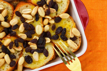 四旬節 （クアレスマ）に食べるメキシコの伝統的なデザート　カピロターダ　コピースペースあり　Capirotada (Mexican Bread Pudding), a traditional Mexican dessert eaten during Cuaresma, with copy space