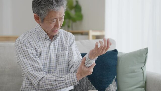 腕が痛いシニア男性