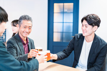 打ち上げをするビジネスマン