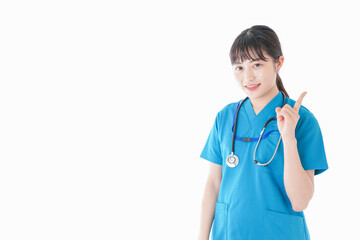 指をさす笑顔の若いナース