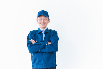 腕を組み笑顔を見せる配達員
