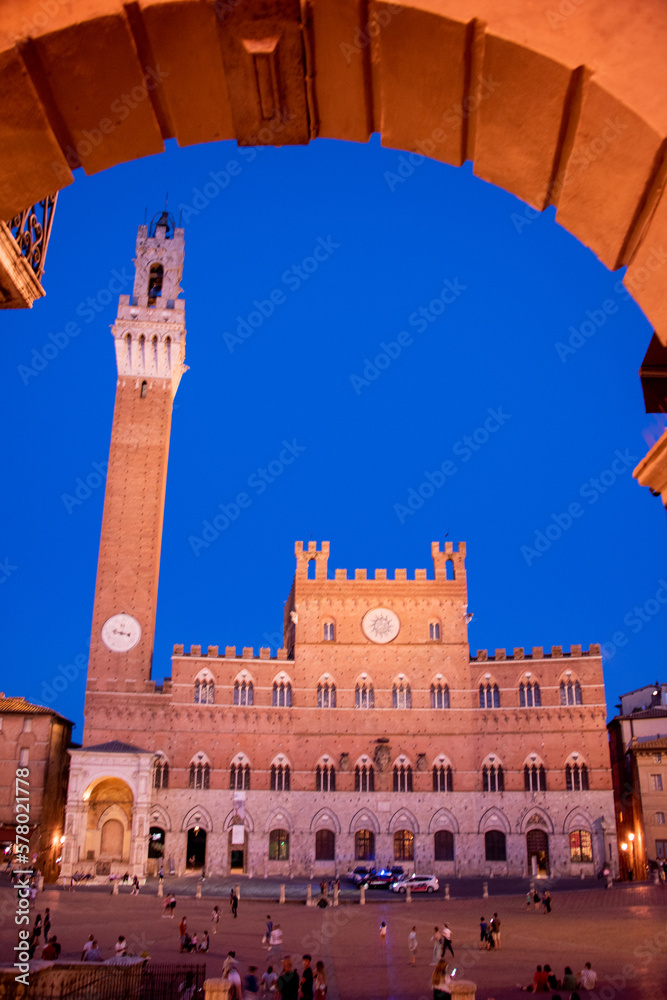 Wall mural piazza del campo (campo square), palazzo publico and torre del mangia (mangia tower) in siena, tusca