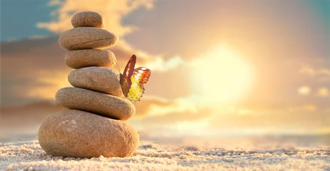 Schilderijen op glas Stone tower. Natural pebble stone on the beach. Balancing body, mind, soul and spirit. Mental health. © Belight