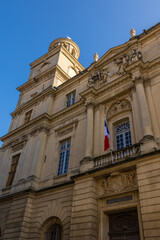 Façade de style classique, côté Plan de la Cour, de l'Hôtel de ville d'Arles