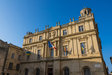 Fototapeta na wymiar Façade de style classique, côté Place de la République, de l'Hôtel de ville d'Arles