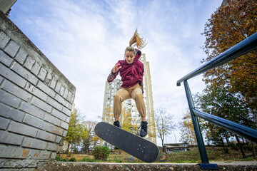 Naklejka premium Female skater enjoys riding and jumping with her skate