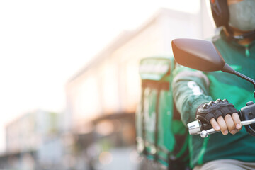 green rider Ready for fast food delivery with online applications