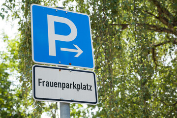 Parkplatzschild Frauenparkplatz