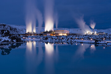 Vue nocturne de la centrale géothermique de Svartsengi à côté du Blue Lagoon -...