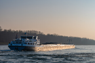 Transport auf dem Rhein in Neuburg 