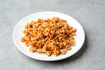 Crushed caramel peanut brittle is usually used for topping cakes. Nougat Caramel