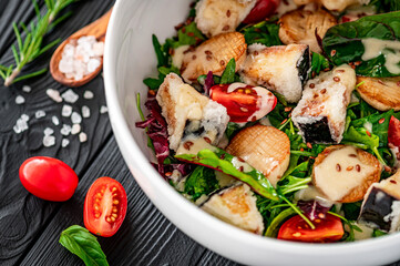 Salad with eggplant in batter and fried eringi mushrooms