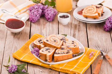 Swiss roll cake con chocolate chips.