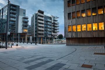 Maisons résidentielles à plusieurs étages dans le quartier d'Aker Brygge au levée du soleil d'été à Oslo, Norvège. . Lieu célèbre et populaire