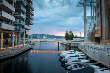 Oslo, Norvège, port de plaisance dans quartier  résidentielles au levé du soleil un matin d'été