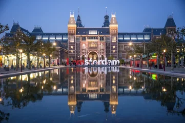 Papier Peint photo Amsterdam The Rijksmuseum building reflected in a pool, with the I amsterdam sign, in Amsterdam, Netherlands