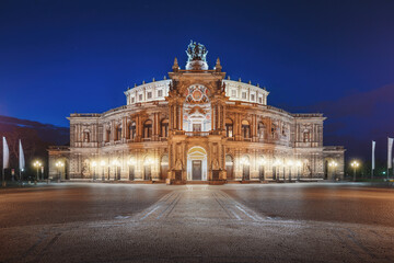 Obraz premium Semperoper Opera House at Theaterplatz at night - Dresden, Soxony, Germany
