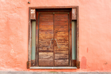 Fototapeta na wymiar Facade with doorway