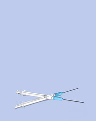 Neutrale leere Spritze Illustration vor hellblauem Hintergrund. Neutral empty syringe illustration on light blue background.