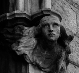 Busto femenino en el capitel