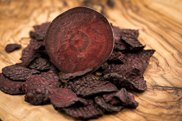 Rote Beete Chips auf Olivenholz