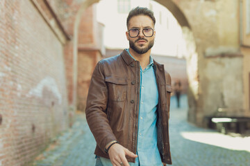 Obraz premium casual man walking towards the camera with attitude