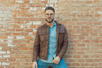 Obraz premium casual man posing with hands hanging loosely around body