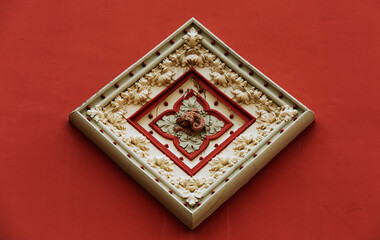 Pequeño dragón rojo en el escudo