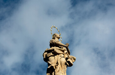 Virgen con corona de estrellas
