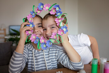 DIY project with kids, an egg carton is transformed into Easter flower wreath. Creativity and sustainability that come with a Zero Waste lifestyle. Reduce, reuse, and recycle