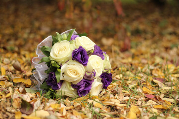 Obraz na płótnie Canvas bouquet of flowers on autumn leaves, flowers on leaves