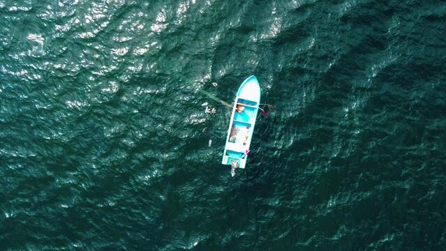 Pescador Solitario Sobre Su Bote En Medio Del Mar 